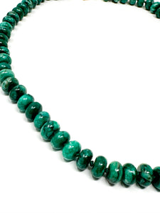 Green gemstone knotted necklace